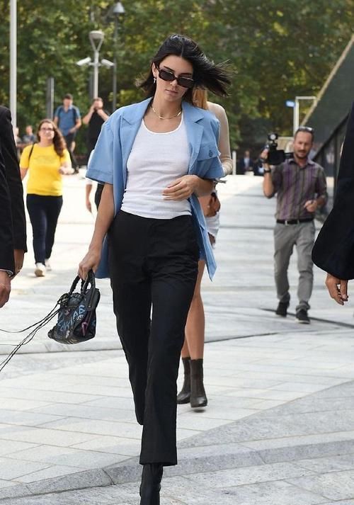 收起你的阔腿裤吧！今年流行这3种裤子，显瘦又百搭