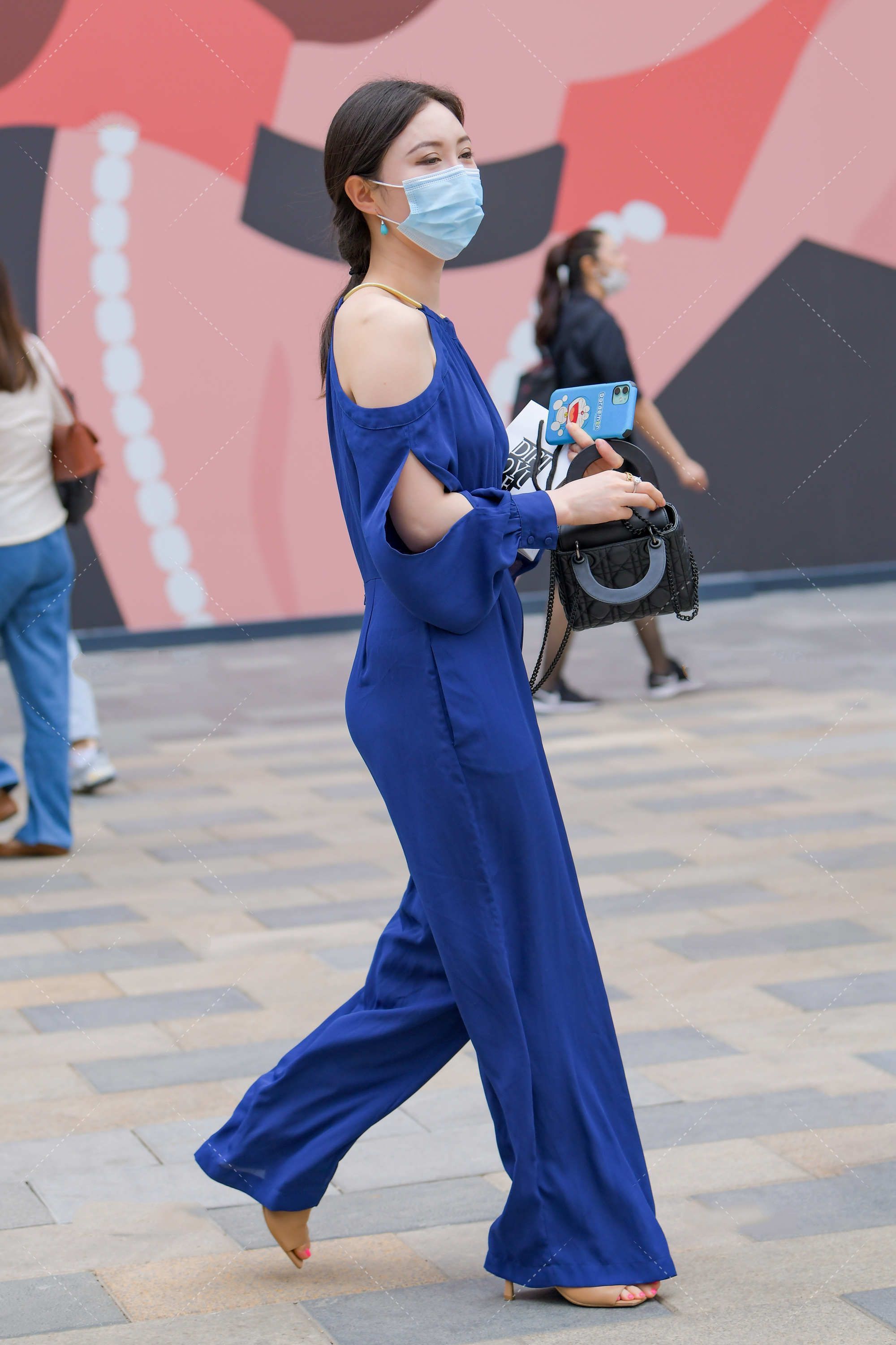 一身藏蓝色的连体衣搭配一双凉鞋, 气场强大, 衣服版型设计独特