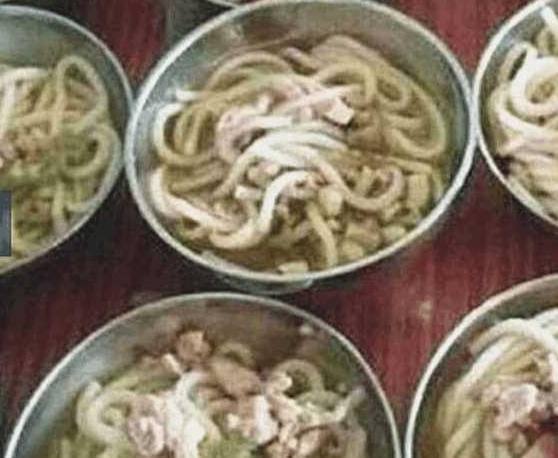 午餐|儿子无意拍到幼儿园午餐,家长炸开了锅,儿子却说小朋友能吃两碗