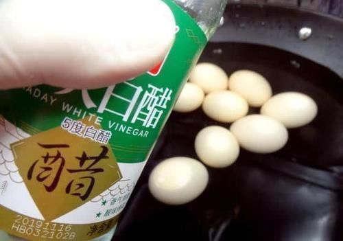 煮鸡蛋时,别只用清水煮多加1步,蛋壳一碰就掉,蛋黄嫩营养好