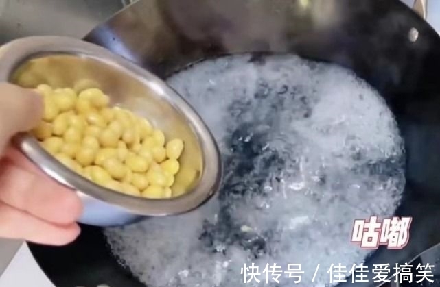 谢娜在家做炸酱面,老公视角下,娜姐笑容甜美,幸福感溢出屏幕