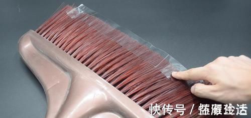 胶带|扫把上粘满了头发,试试这个方法,不脏手又方便,邻居见了纷纷学