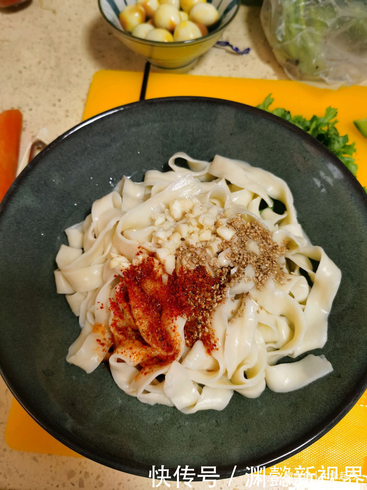 做法|地道油泼面的做法,面条劲道,香辣美味又开胃,大人孩子都爱吃