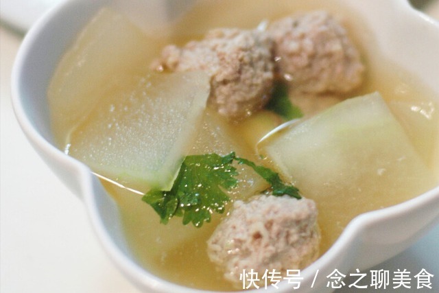 汆丸子|汆丸子，记住3个小窍门，丸子劲道弹牙，又香又嫩滑，入锅不会散