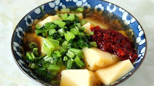 玉米面新做法，凉水一拌，锅里360度一搅，酸辣爽口又筋道，真香