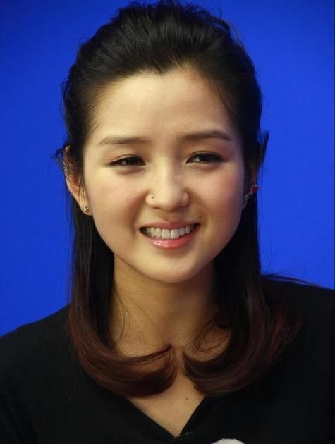 何洁|4个孩子两个爹,哭诉养不起的何洁,前夫才是真悲哀