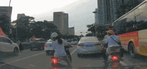 |搞笑GIF:当初我要是这么大胆一点,估计我的娃都能打酱油了