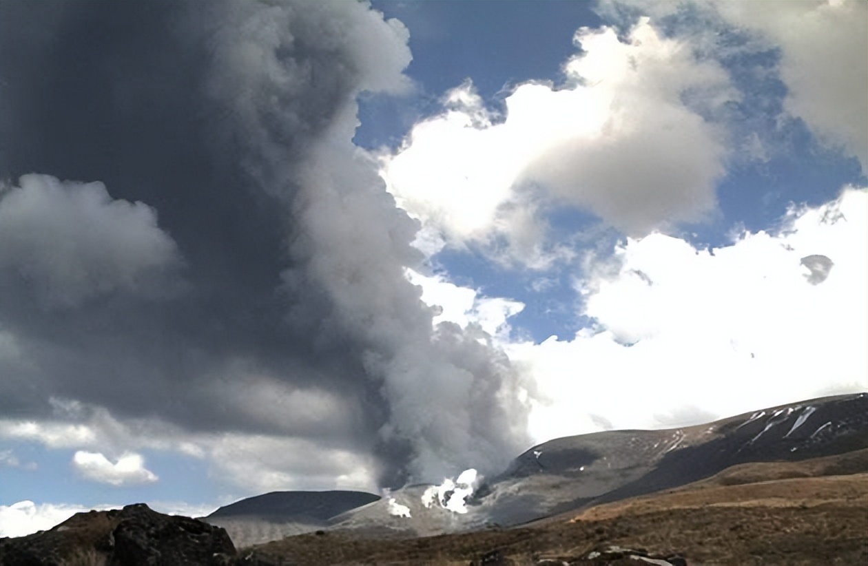 卫星拍到冰岛沉寂近200年火山喷发景象