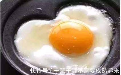 鸡蛋|荷包蛋不成形,大厨:加一样东西,荷包蛋好吃不粘锅