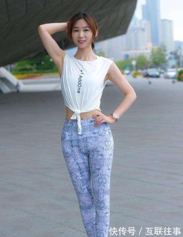 帆布鞋 白色无袖背心搭配印花打底裤,把自己打扮的美美哒,十分亮眼!