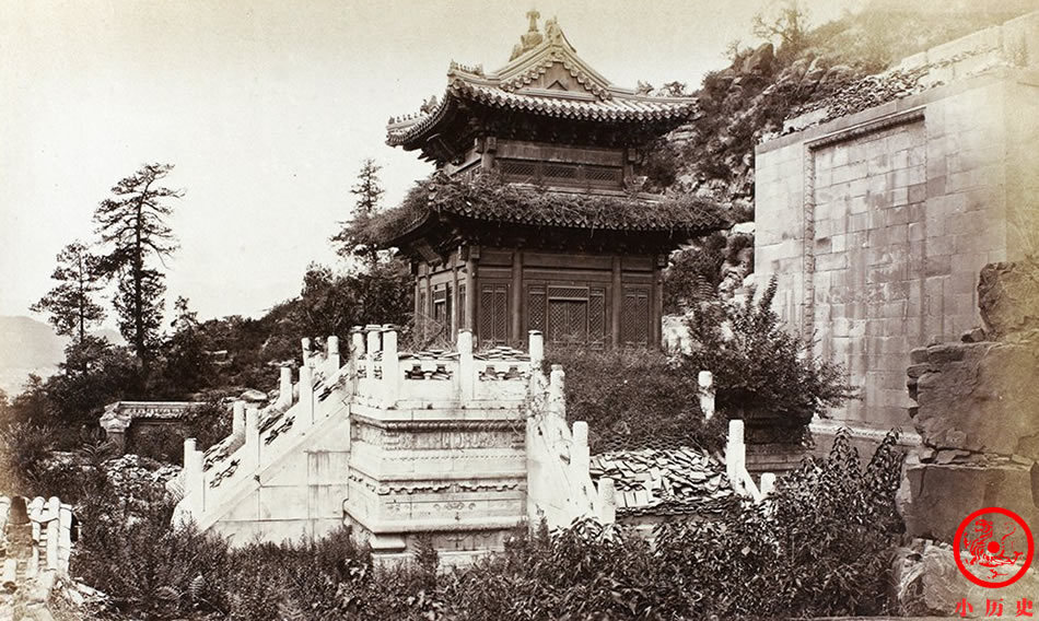 1870年老照片遭受破坏之后的颐和园，满地废墟杂草丛生