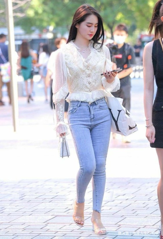 蕾丝衬衫配牛仔裤,美丽又时尚,尽显淑女的美