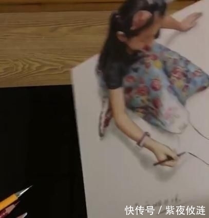 亲爱的&小女孩画画,画出了名,成品出来后满意极了