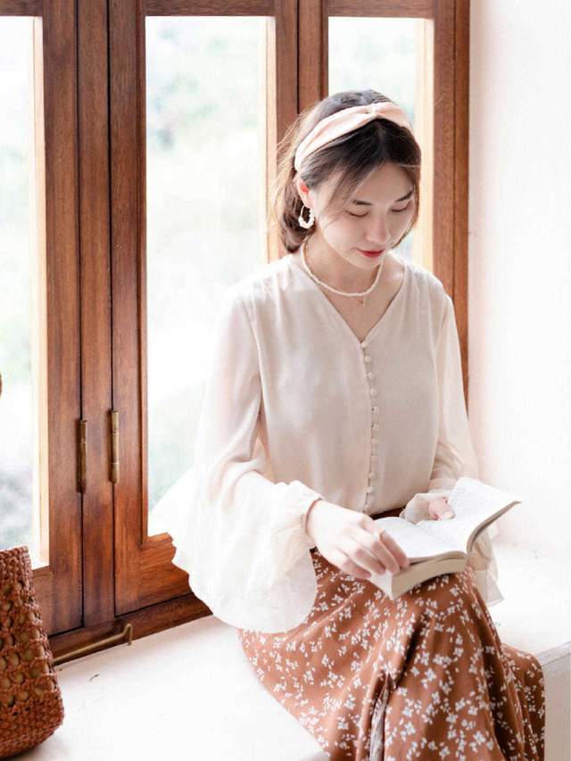 搭配|碎花裙在秋天没过时，依然很好看，搭配一件外套温柔优雅又有气质