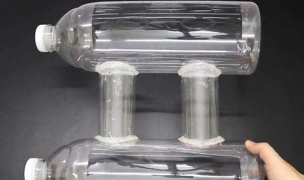 两个大塑料瓶连接起来,放在家里实用又好看,超市买一个要几十元