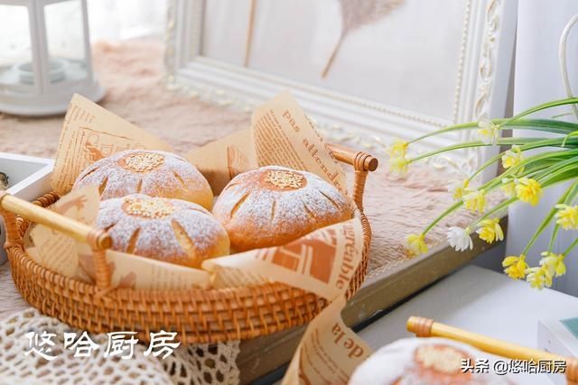 柔软香甜的紫薯奶酪面包，换个造型让人眼前一亮，做早餐真棒