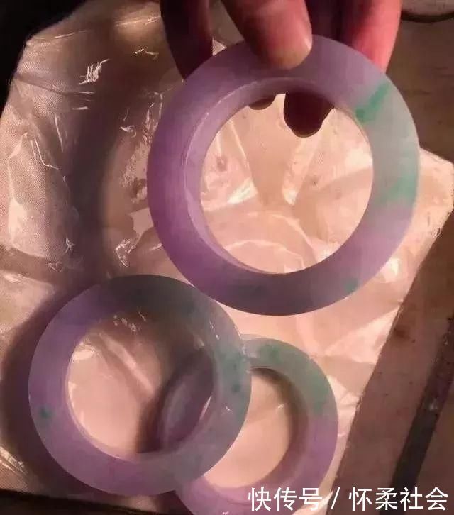 赌石|疯狂赌石,20万入手的木那翡翠原石,一刀切涨近千万