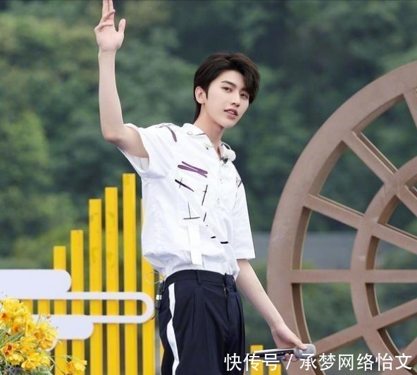 出镜 《奔跑吧兄弟》所有嘉宾都浓妆出镜,只有他一人素颜,太过自信了