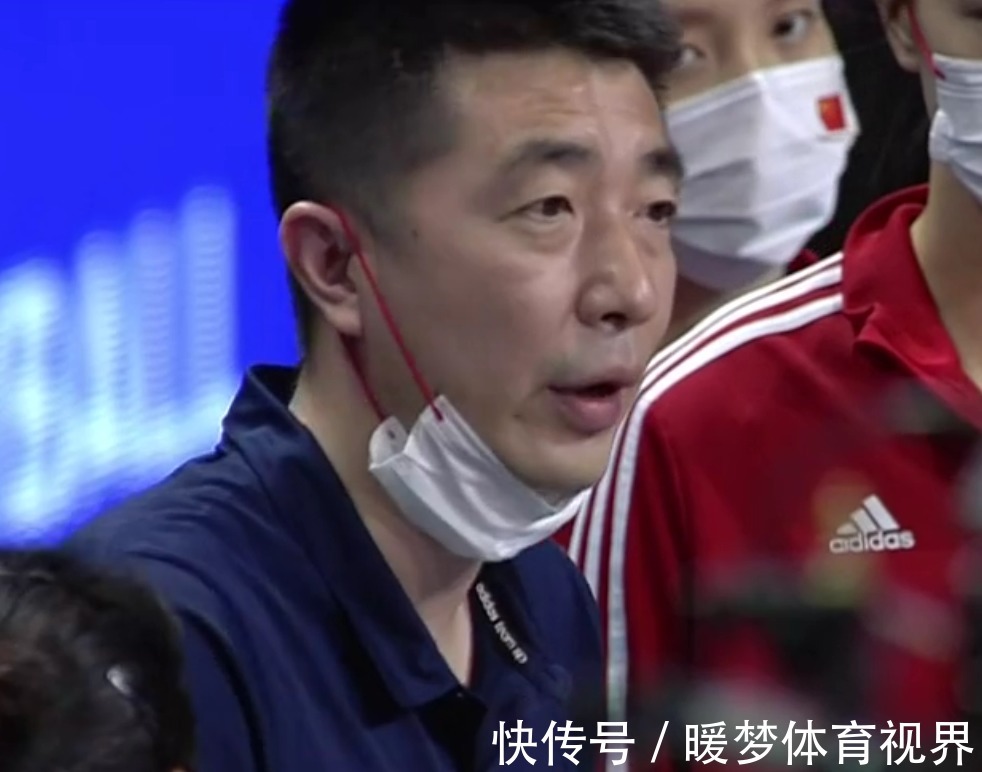 中国女排|这是郎平?一夜间似乎老了10岁!不再进行临场指导,助手替她上阵