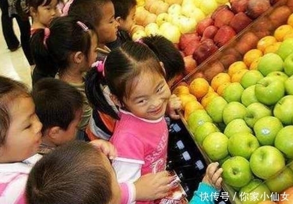 孙子|老人带孙子逛超市，孩子把草莓捏着玩，老人说11字店员不敢制止