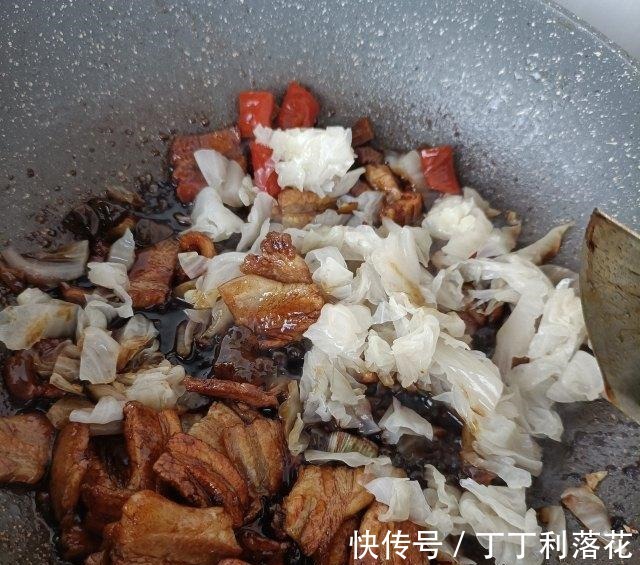泡椒|酸包菜烧肉片，香而不腻，解馋下饭！