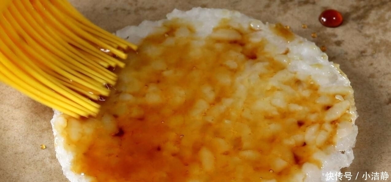 小孩|剩米饭别光知道做炒饭，教你一种好吃的做法，大人小孩都爱吃