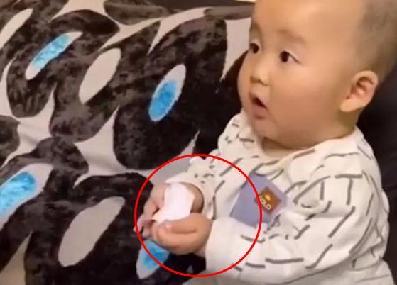 纸条|宝宝“抓阄”取名,宝妈打开纸条狂笑:你自己选的,以后别怪我