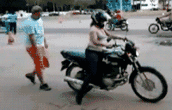 |搞笑GIF:超模小姐姐,你的一次失误,又何必行此大礼?