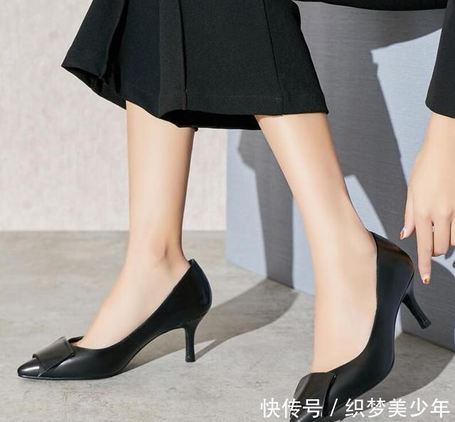  时尚|小尖黑色高跟鞋散发出女性的优雅气息
