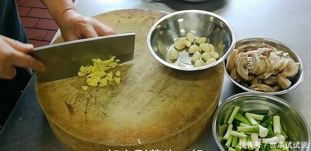 大厨将羊肉加这个一起烧,简单易学,香辣开胃,好吃停不住嘴!