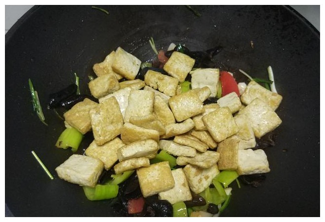 炒豆腐,不要直接下锅煎,多加这一步,豆腐外焦里嫩无豆腥味