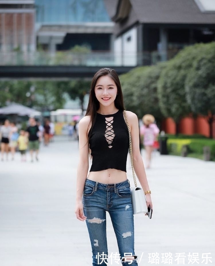 街拍|美女身材姣好,面容精致,这样的小姐姐好可爱