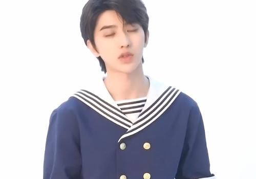 蔡徐坤发视频感谢兄弟团,故意单独点名baby,分清楚的男孩