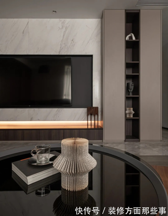 卫生间|135平简约风三居室，在大理石与木质护墙板旁边做了收纳设计