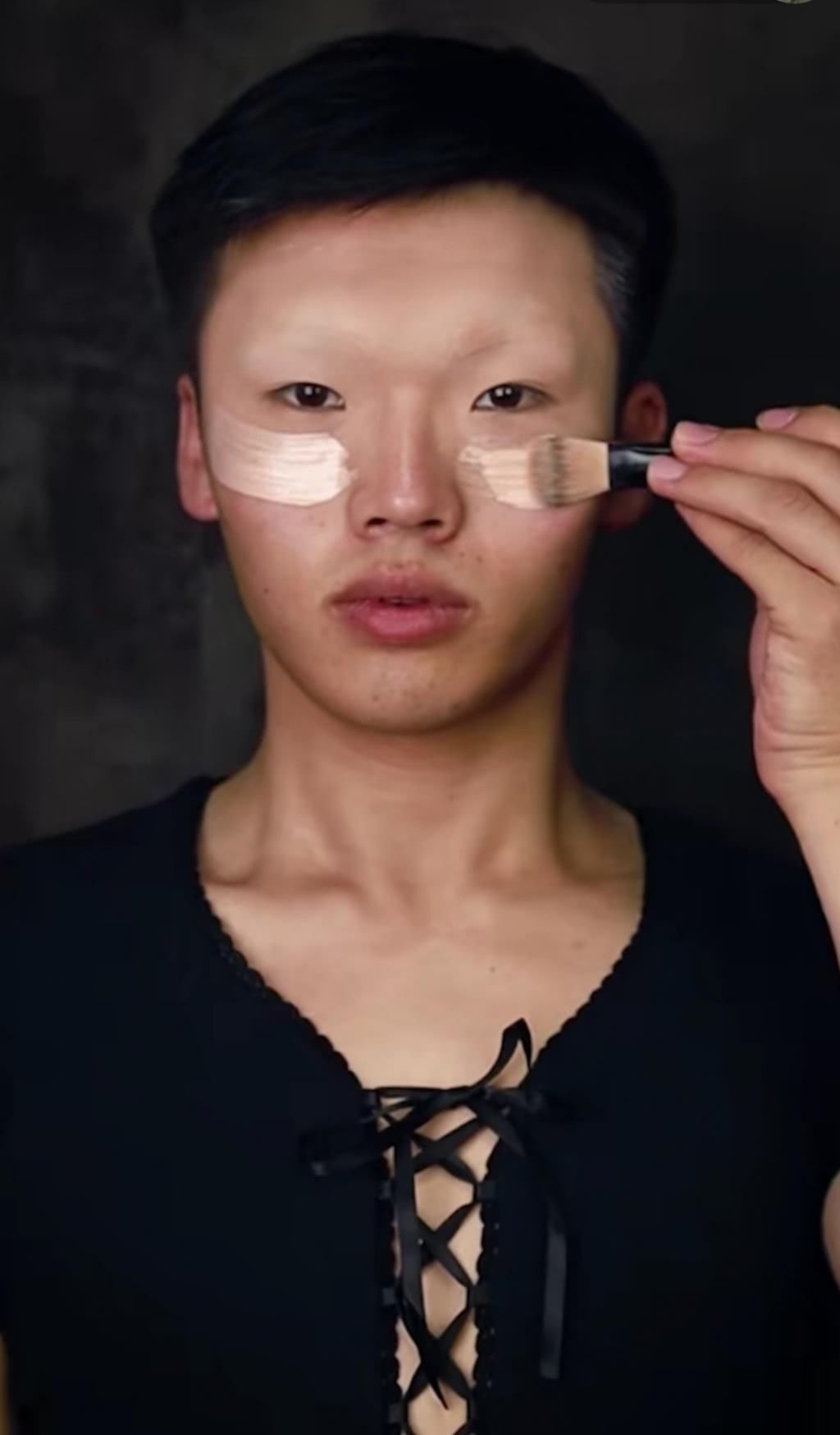 小哥哥画“这个杀手不太冷”小女孩仿妆，身材引争议，成品美到流鼻血