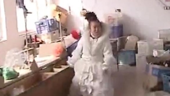 婚纱|“婚纱姐”走红,一年四季都穿婚纱过生活,有老公却没有“家”