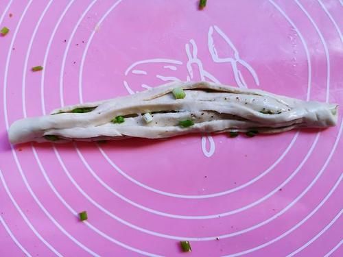 懒人版的椒盐葱花饼的做法，简单好做，酥脆可口，咬一口酥掉渣