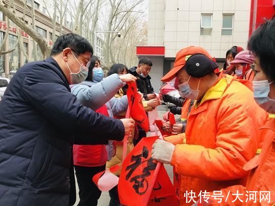 环卫工人|郑州市经八路街道联合省书协举办“万福进万家”送春联活动