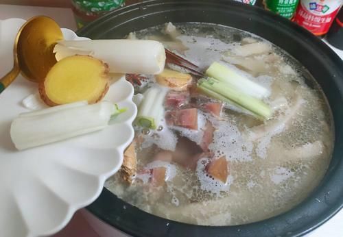 这东西含有胶原蛋白，8块钱一斤，女生可多吃，肤白气色好！