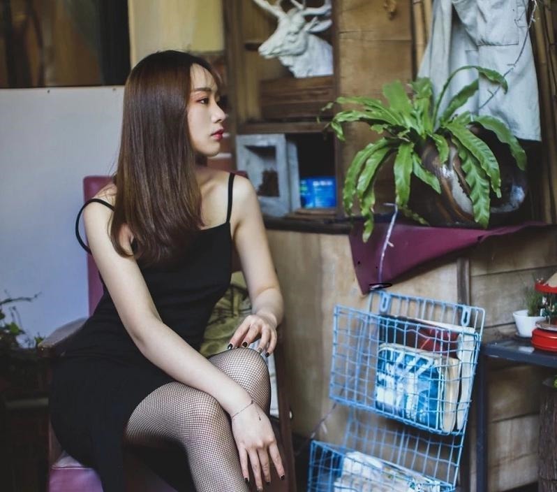 穿网袜的小姐,你也不怕地上的草扎你了!