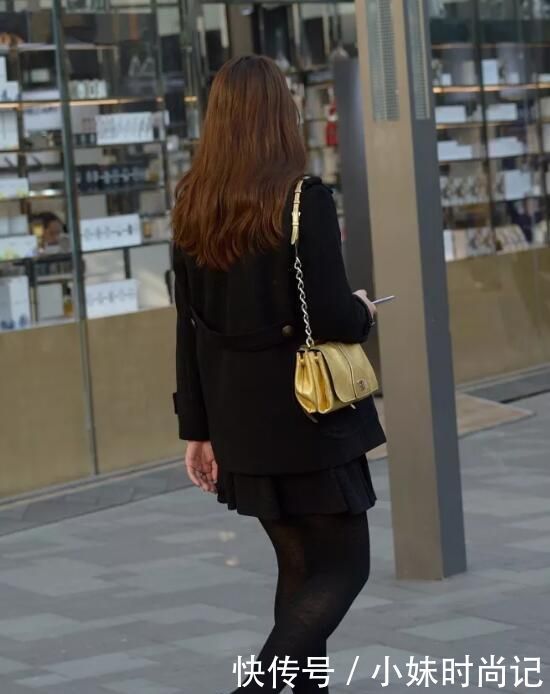 超过|街拍:身高不足160, 体重超过140的美女, 不要选择短裙配黑丝袜, 太显胖