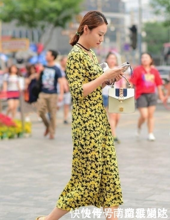 街拍:想要做美丽的女神,一条粉红色格子连衣裙就能搞定