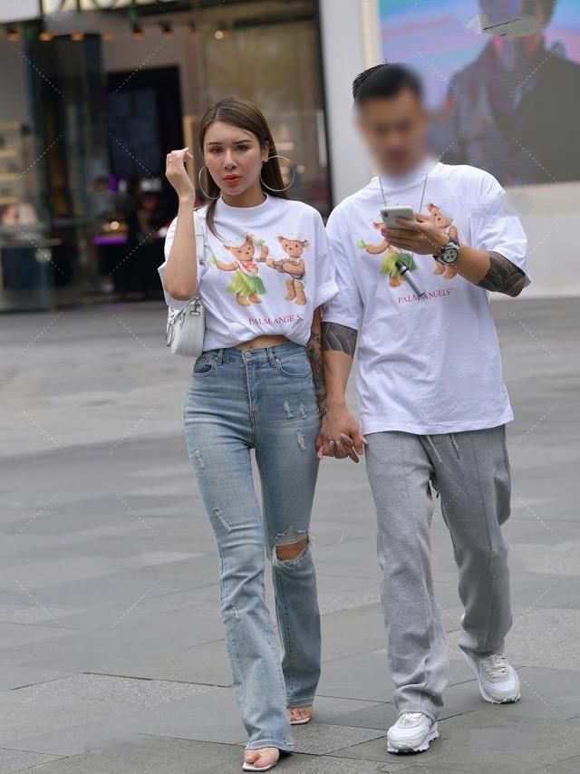 破洞喇叭裤配上可爱的印花白T，个性十足的休闲风范