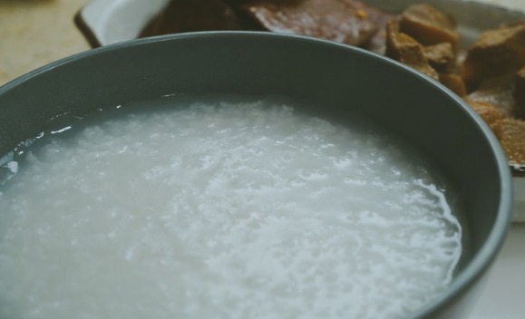 消化科|取一把大米煮完水,给肠道“洗个澡”,消化科大夫这样清肠道!