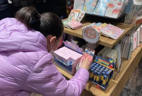 中小学生|中小学生痴迷“抽盲盒”，高价买回普通文具，多地开始整治行动
