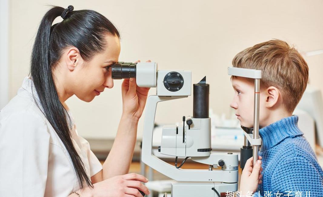 张女子|孩子近视,爸爸不许配眼镜,配一次摔一次,眼科医生:真是太无知
