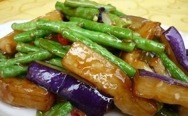  炒茄子的时|退休伙夫：炒茄子时，多加这1步，出锅后不发黑还入味