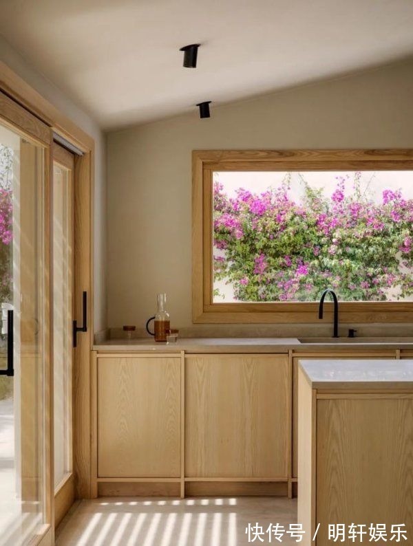 大宅|300㎡自然原木风大宅,盛开鲜花的院子,365天不出门也不嫌闷!