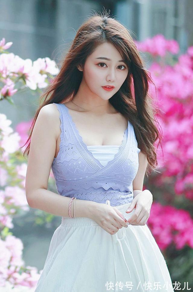 镂空 美女时尚吊带镂空针织衫,加太阳伞裙儿站在花丛中,真是美艳绝伦