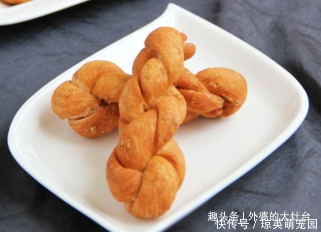 窍门|麻花酥脆有窍门,面粉里多加一勺调味,在家就能做,不比早餐店差